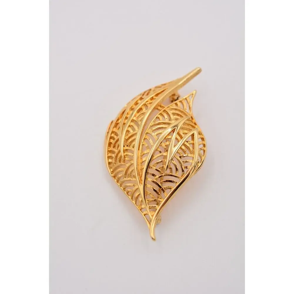 TAT Vintage Leaf Pin Brooch Gold Tone Filigree Shiny Chunky Signed 1980s BinF